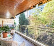 Отремонтированная квартира с террасой в Барселоне, 4 комнаты