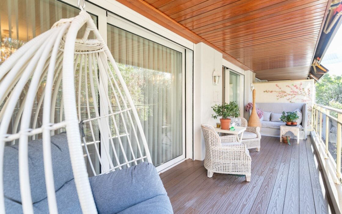 Отремонтированная квартира с террасой в Барселоне, 4 комнаты