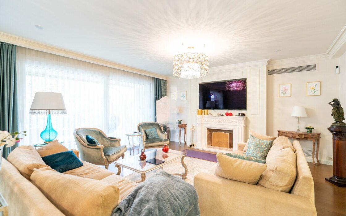 Отремонтированная квартира с террасой в Барселоне, 4 комнаты