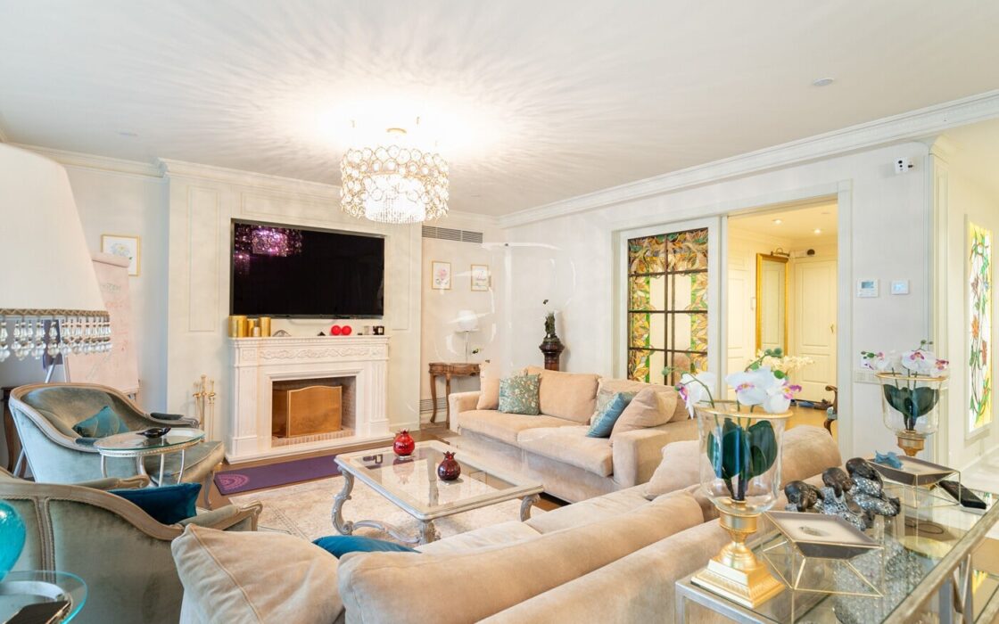 Отремонтированная квартира с террасой в Барселоне, 4 комнаты