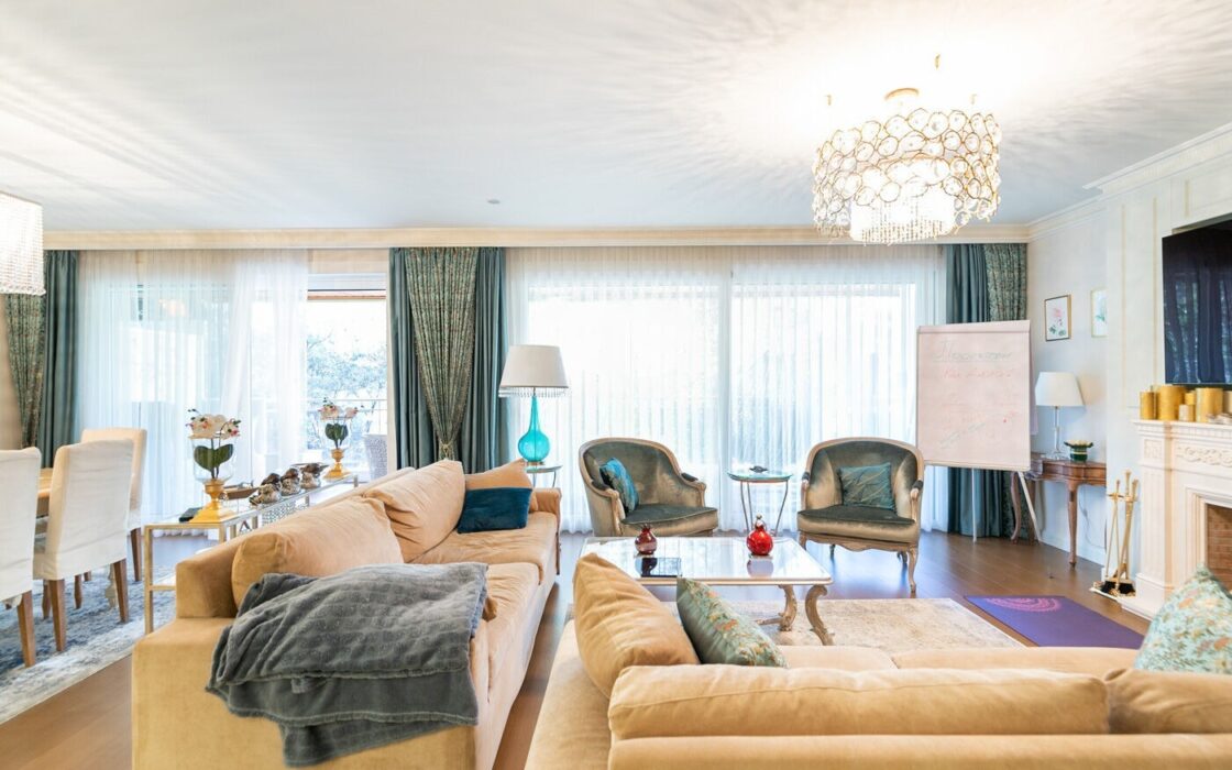 Отремонтированная квартира с террасой в Барселоне, 4 комнаты