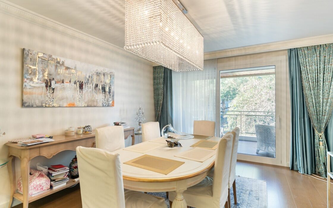 Отремонтированная квартира с террасой в Барселоне, 4 комнаты