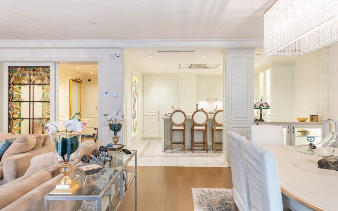 Отремонтированная квартира с террасой в Барселоне, 4 комнаты