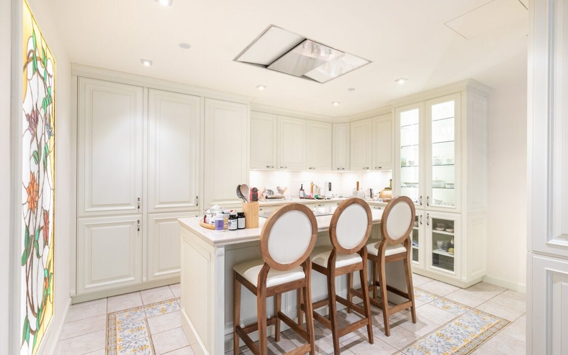 Отремонтированная квартира с террасой в Барселоне, 4 комнаты