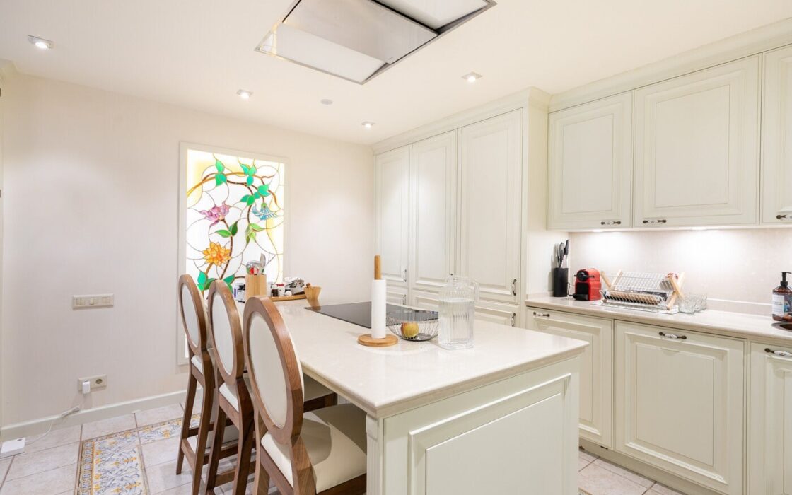 Отремонтированная квартира с террасой в Барселоне, 4 комнаты