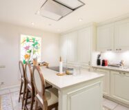 Отремонтированная квартира с террасой в Барселоне, 4 комнаты