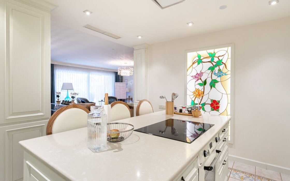 Отремонтированная квартира с террасой в Барселоне, 4 комнаты