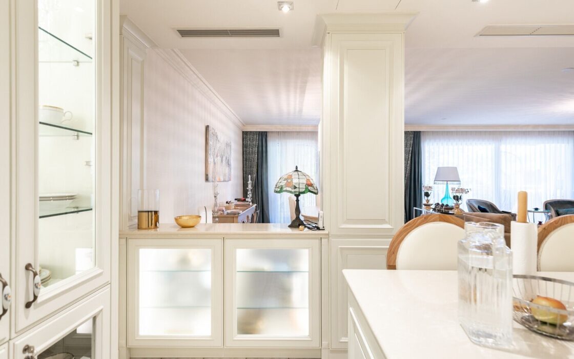 Отремонтированная квартира с террасой в Барселоне, 4 комнаты