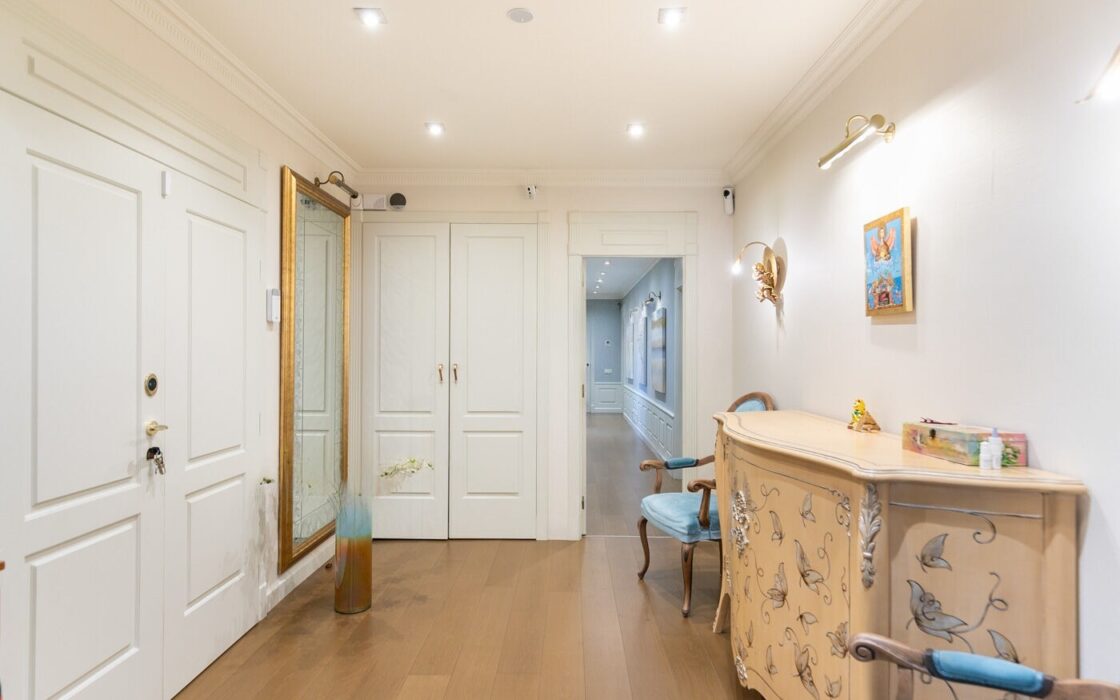 Отремонтированная квартира с террасой в Барселоне, 4 комнаты