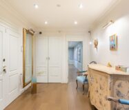 Отремонтированная квартира с террасой в Барселоне, 4 комнаты