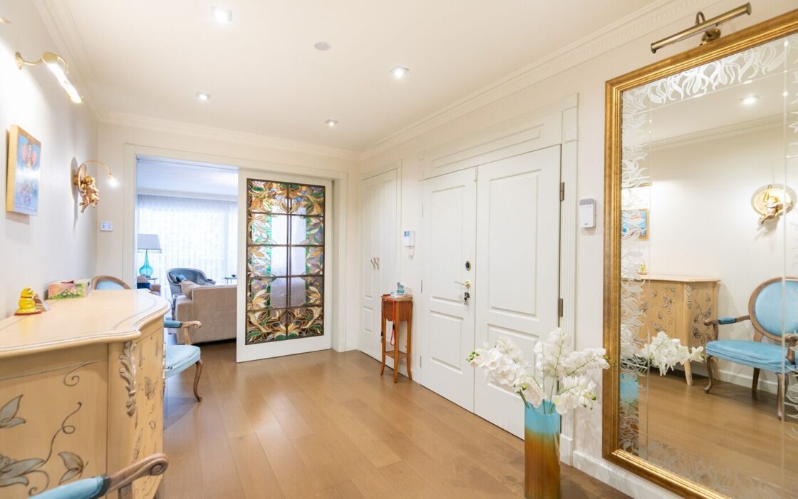 Отремонтированная квартира с террасой в Барселоне, 4 комнаты