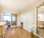 Отремонтированная квартира с террасой в Барселоне, 4 комнаты