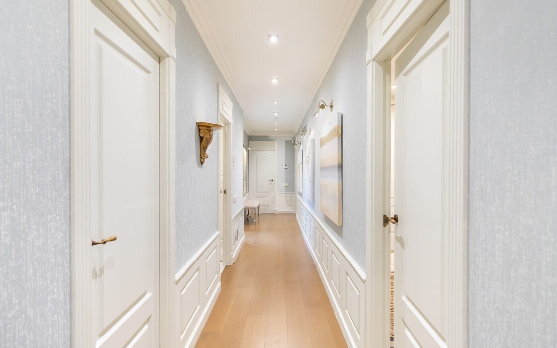 Отремонтированная квартира с террасой в Барселоне, 4 комнаты