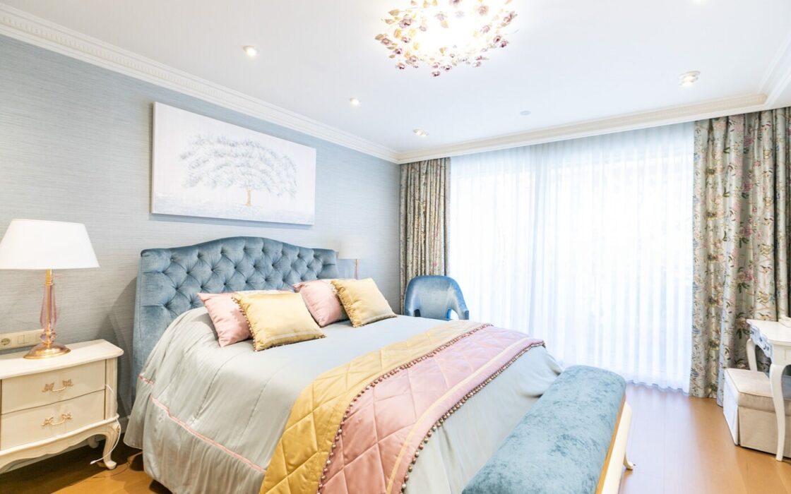 Отремонтированная квартира с террасой в Барселоне, 4 комнаты