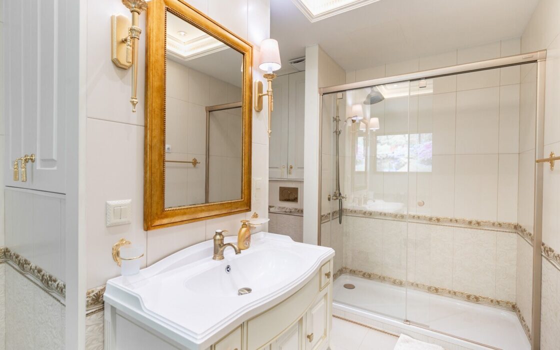 Отремонтированная квартира с террасой в Барселоне, 4 комнаты