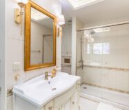 Отремонтированная квартира с террасой в Барселоне, 4 комнаты