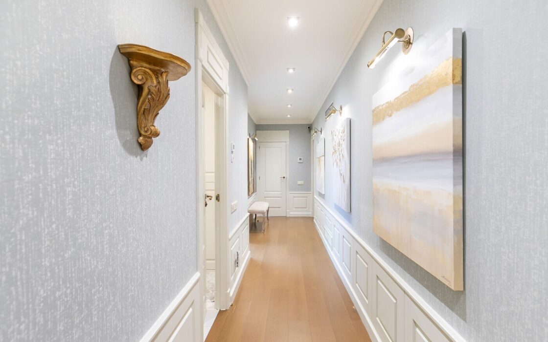 Отремонтированная квартира с террасой в Барселоне, 4 комнаты