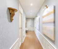 Отремонтированная квартира с террасой в Барселоне, 4 комнаты