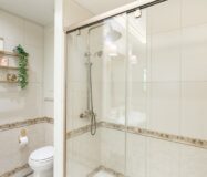 Отремонтированная квартира с террасой в Барселоне, 4 комнаты