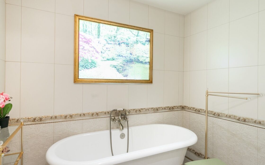 Отремонтированная квартира с террасой в Барселоне, 4 комнаты