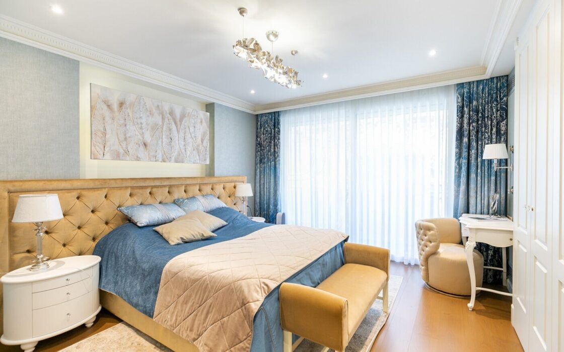 Отремонтированная квартира с террасой в Барселоне, 4 комнаты