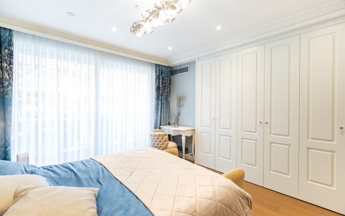 Отремонтированная квартира с террасой в Барселоне, 4 комнаты