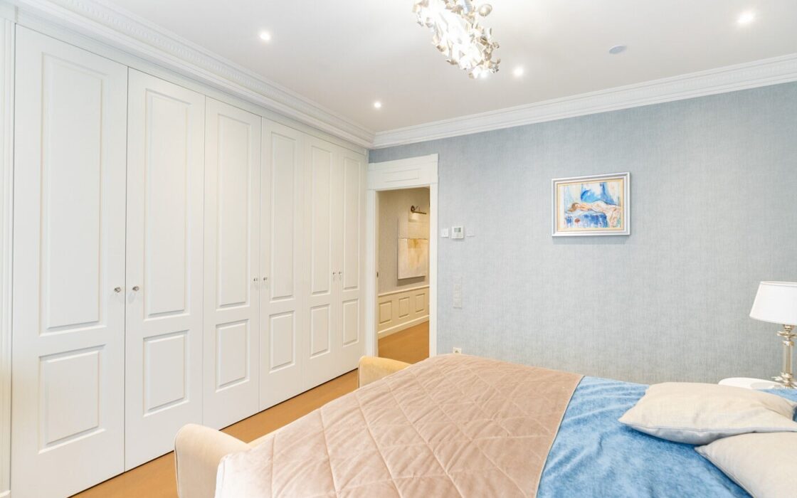 Отремонтированная квартира с террасой в Барселоне, 4 комнаты