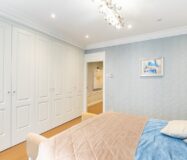 Отремонтированная квартира с террасой в Барселоне, 4 комнаты