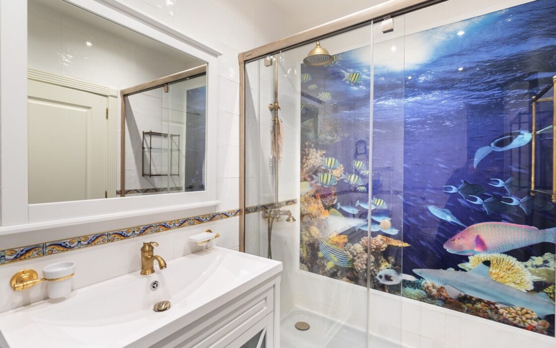 Отремонтированная квартира с террасой в Барселоне, 4 комнаты