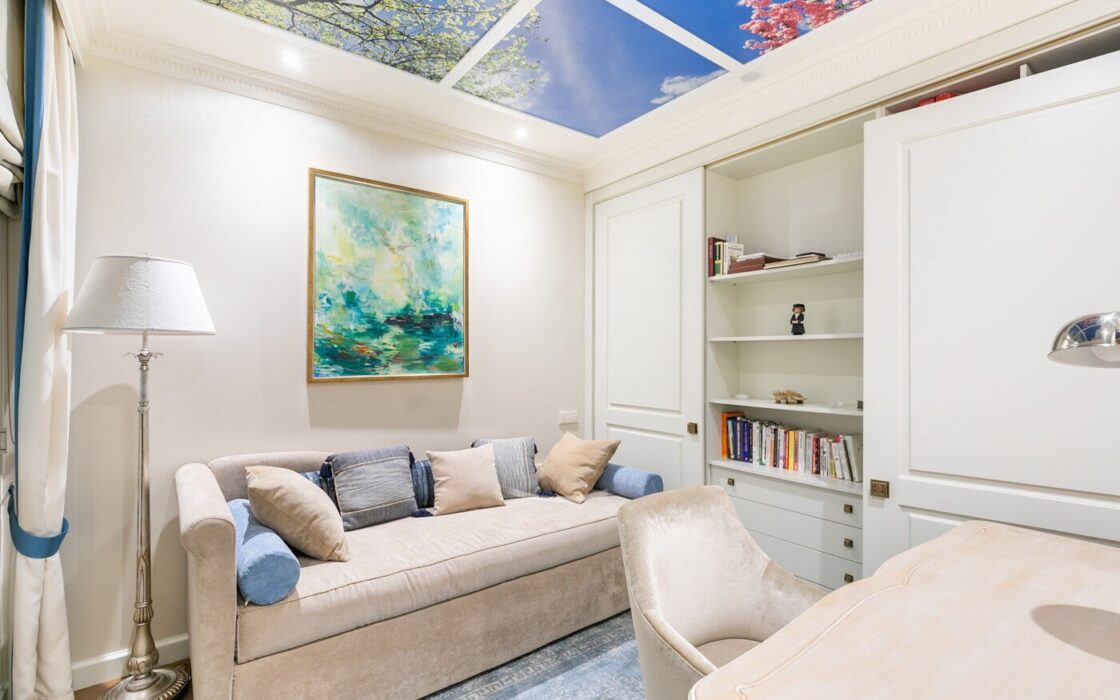 Отремонтированная квартира с террасой в Барселоне, 4 комнаты