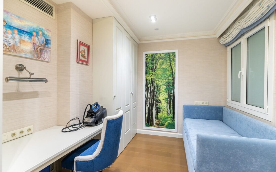 Отремонтированная квартира с террасой в Барселоне, 4 комнаты