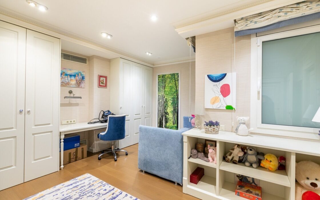 Отремонтированная квартира с террасой в Барселоне, 4 комнаты