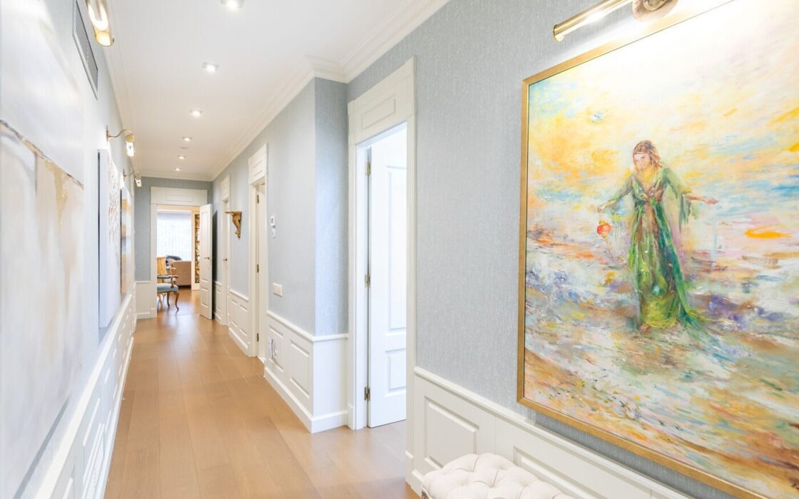 Отремонтированная квартира с террасой в Барселоне, 4 комнаты