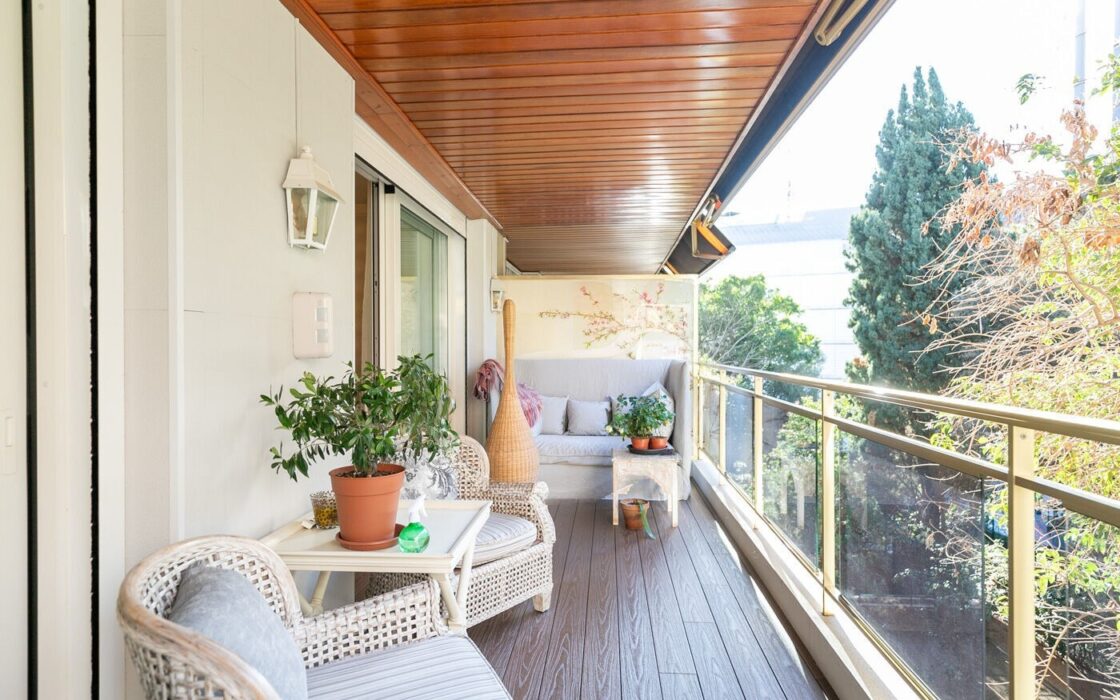 Отремонтированная квартира с террасой в Барселоне, 4 комнаты