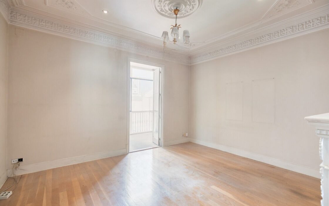 Чотирикімнатна квартира з балконами в Ешампле, Барселона