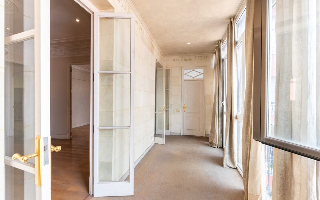 Чотирикімнатна квартира з балконами в Ешампле, Барселона