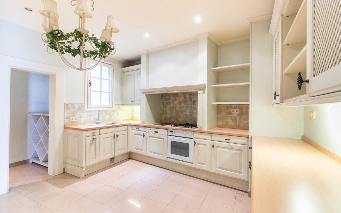 Чотирикімнатна квартира з балконами в Ешампле, Барселона