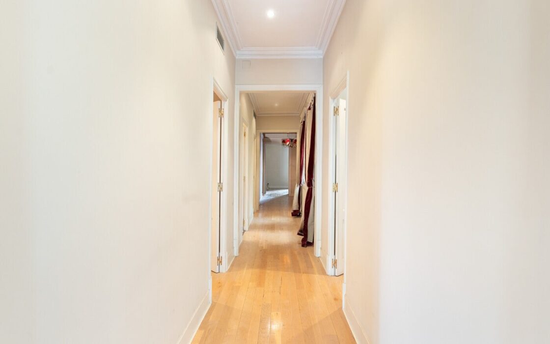 Чотирикімнатна квартира з балконами в Ешампле, Барселона