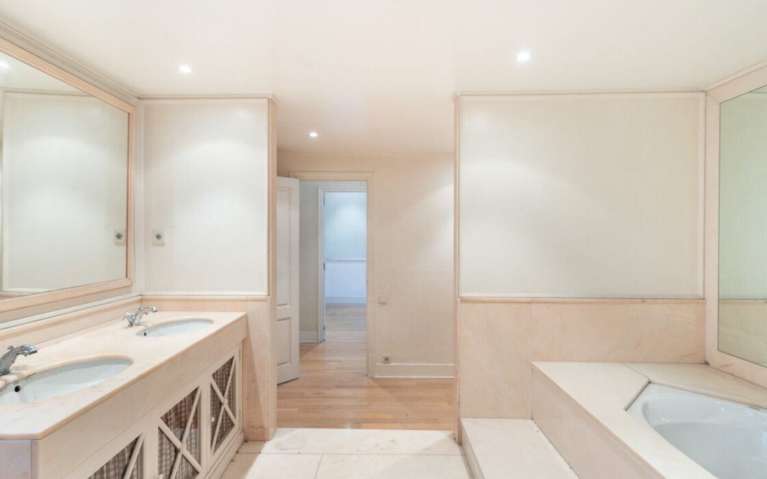 Чотирикімнатна квартира з балконами в Ешампле, Барселона