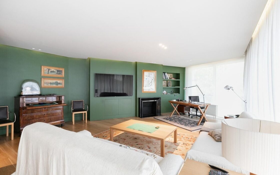 Элегантная квартира с террасой 167 кв.м в Барселоне