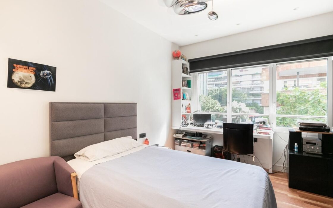 Элегантная квартира с террасой 167 кв.м в Барселоне