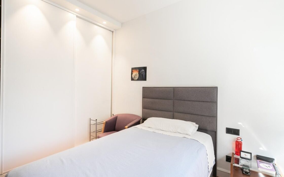 Элегантная квартира с террасой 167 кв.м в Барселоне