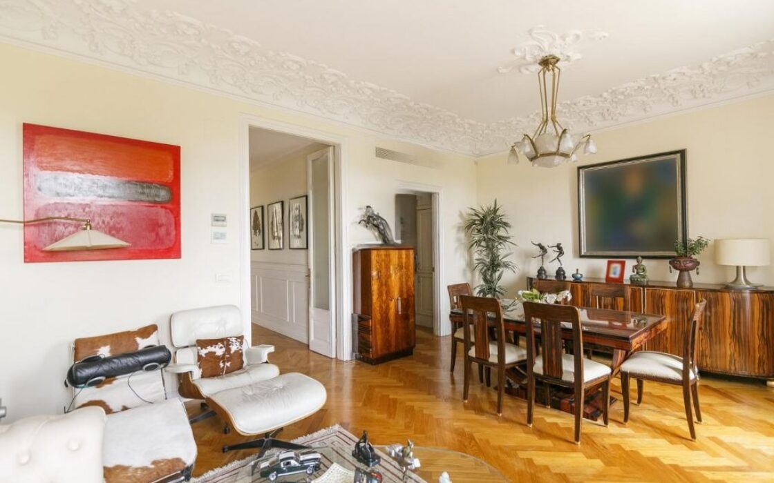 Елегантна квартира в Ешампле з видом на університетські сади