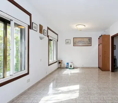 Квартира 177 кв.м под ремонт в историческом здании Барселоны