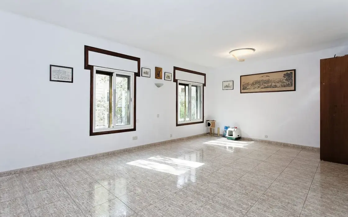 Квартира 177 кв.м под ремонт в историческом здании Барселоны