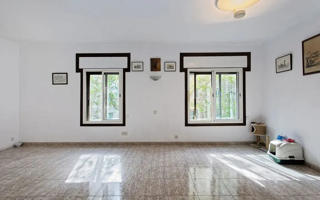 Квартира 177 кв.м под ремонт в историческом здании Барселоны