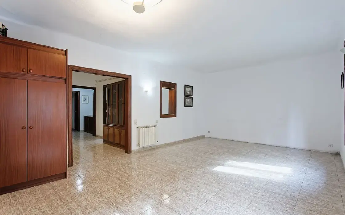 Квартира 177 кв.м под ремонт в историческом здании Барселоны