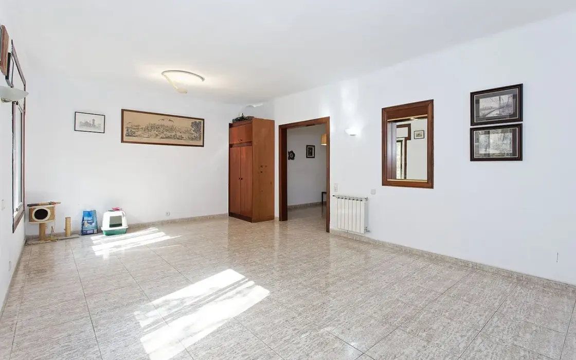 Квартира 177 кв.м под ремонт в историческом здании Барселоны