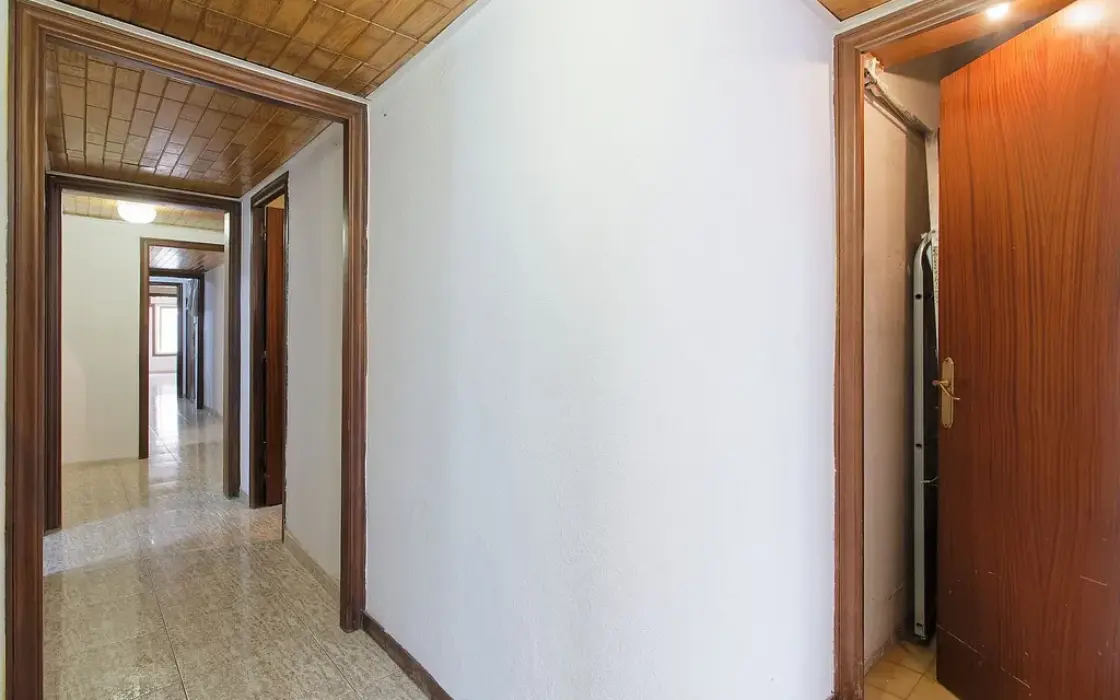 Квартира 177 кв.м под ремонт в историческом здании Барселоны