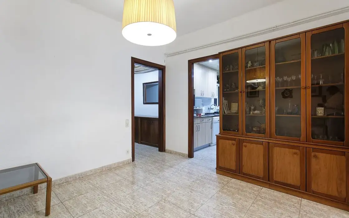 Квартира 177 кв.м под ремонт в историческом здании Барселоны